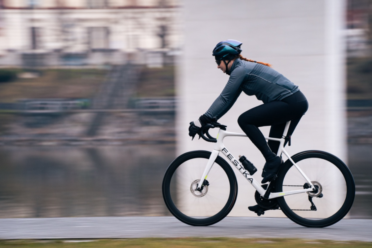 Česká amatérská cyklistka Kateřina Rusá překonala rekord, když za rok najela 55 555 km