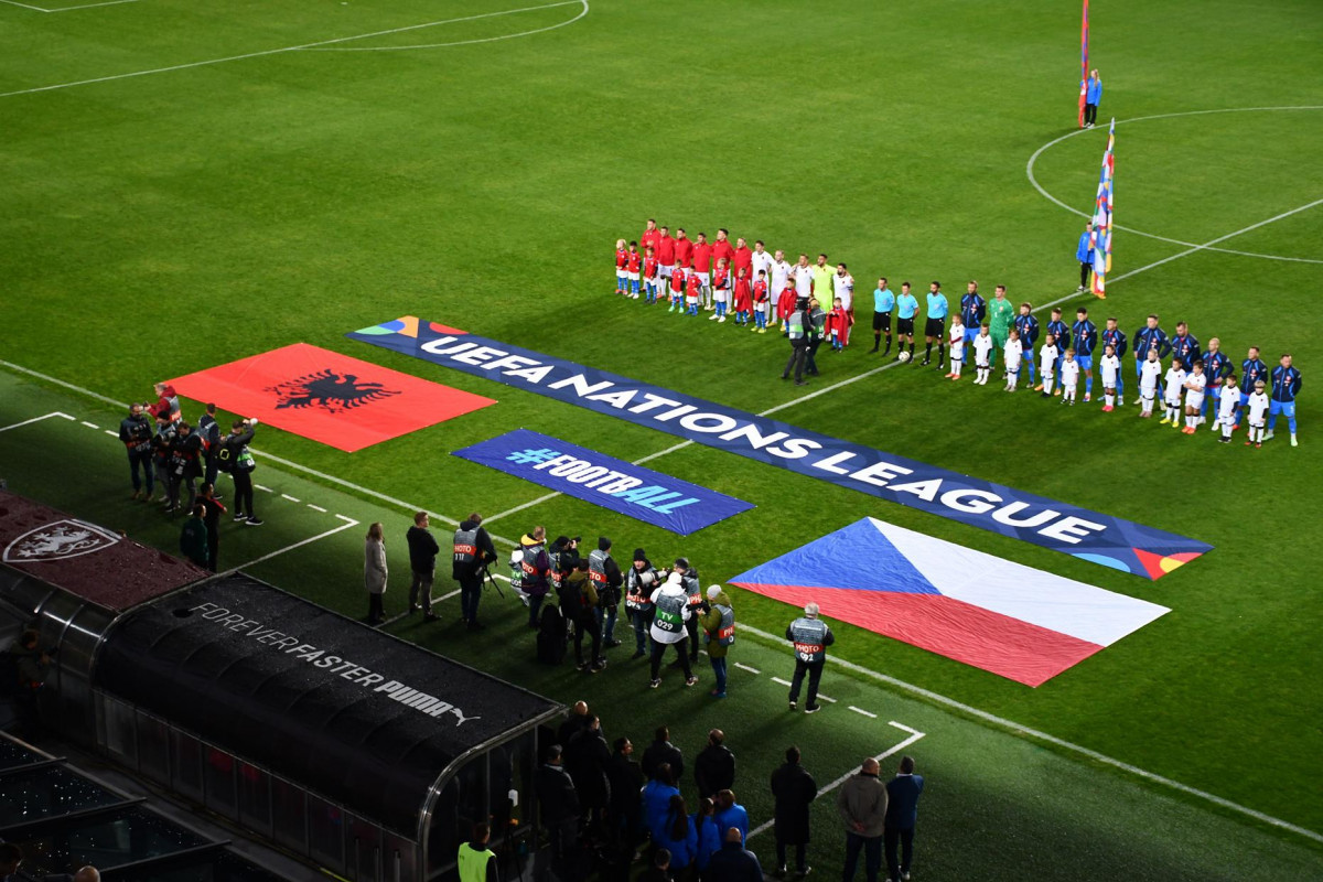 Fanoušci českých fotbalistů byli slyšet, vidět a také byli otužilí ... Česko - Albánie 2:0