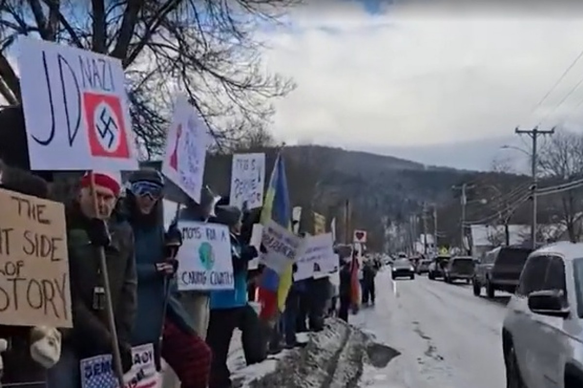 Vance i s rodinou byli „ukryti“ před demonstranty na neznámé místo