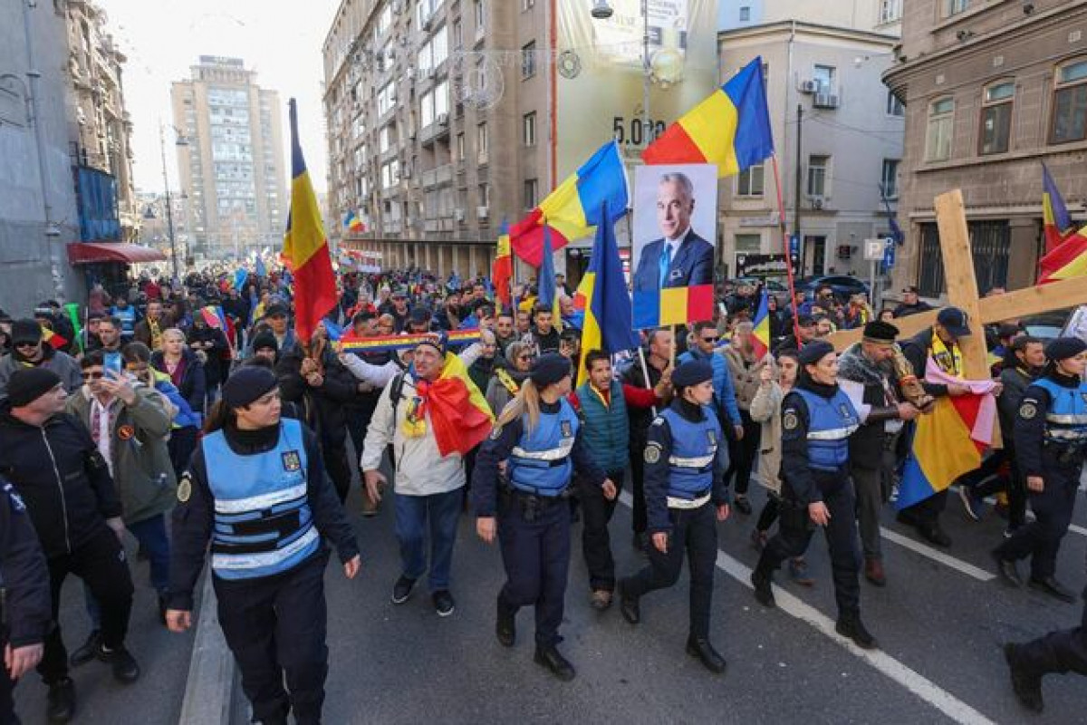 V Rumunsku masové demonstrace na podporu vítěze 1.kola prezidentských voleb