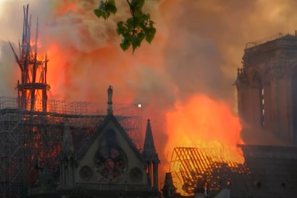 Zvony Notre Dame zazněly poprvé od ničivého požáru v roce 2019