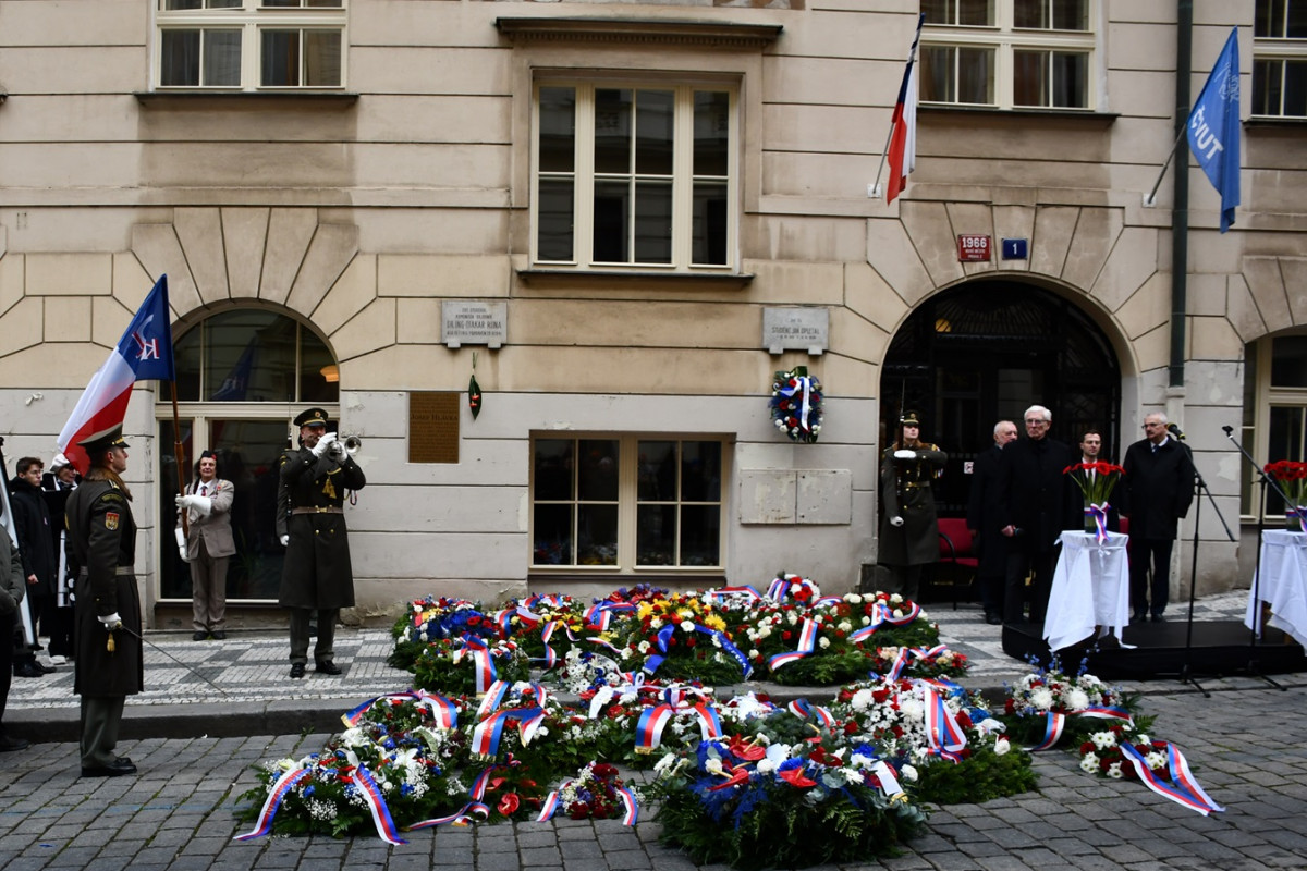 40 věnců před Hlávkovou kolejí k uctění památky událostí ze 17.11.1939