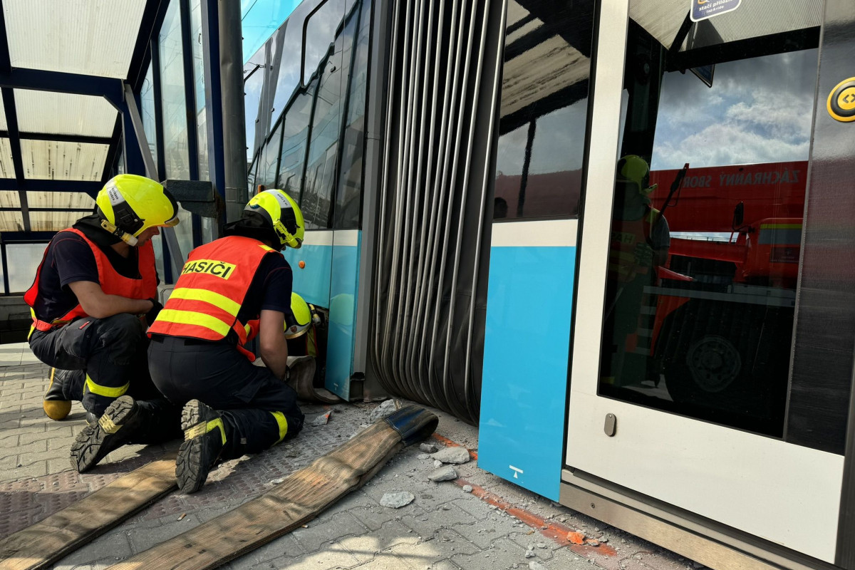 Ostrava-Poruba: Muže sraženého tramvají vyprostili hasiči