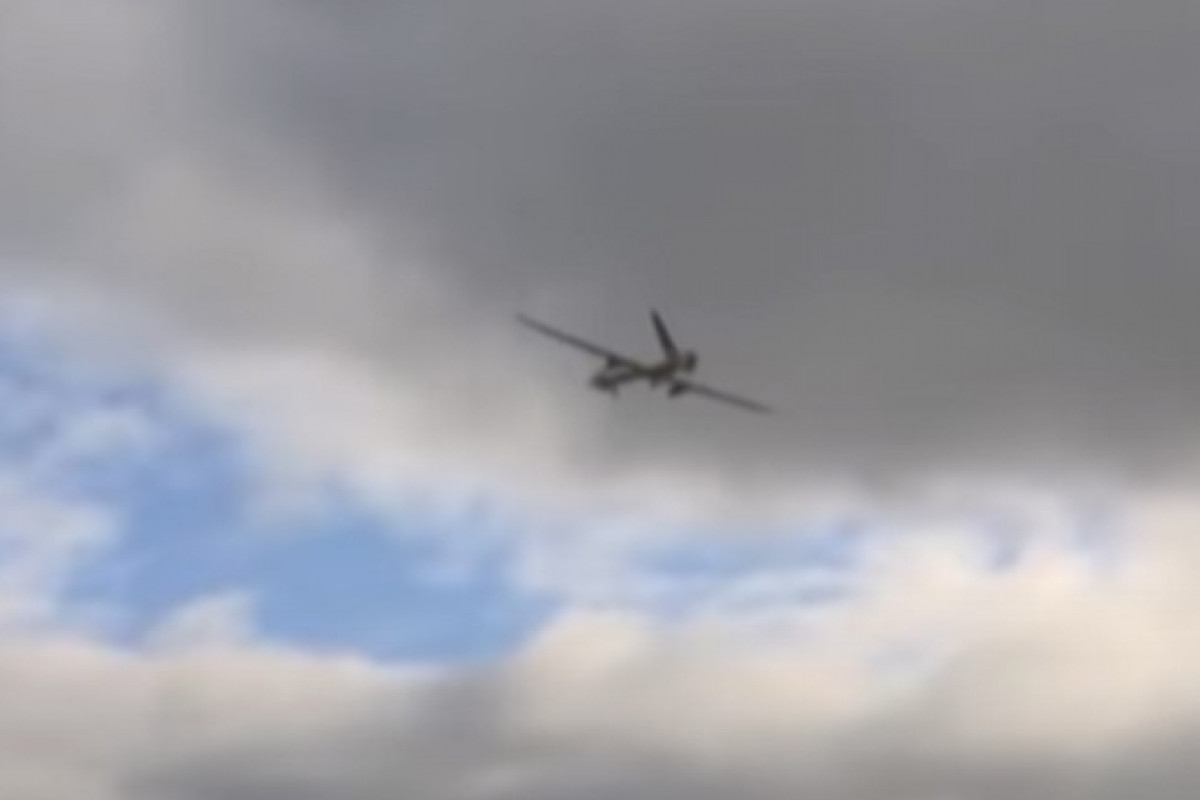 Ukrajinská armáda: Rusové používají drony novým způsobem a ničí nám vozidla